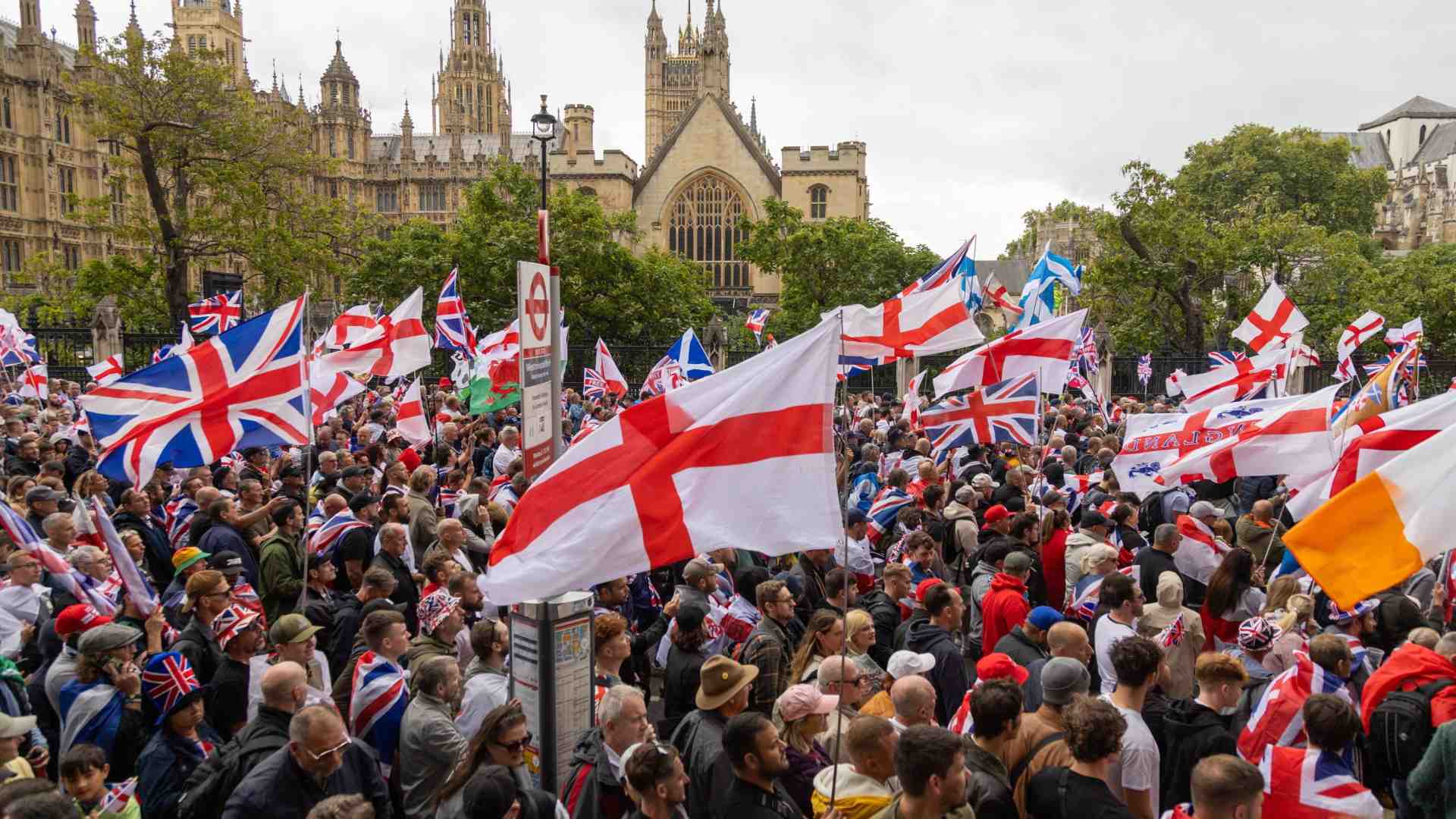 Immagine di Londra invasa dal popolo dell'ultradestra: in 110mila marciano per Kirk
