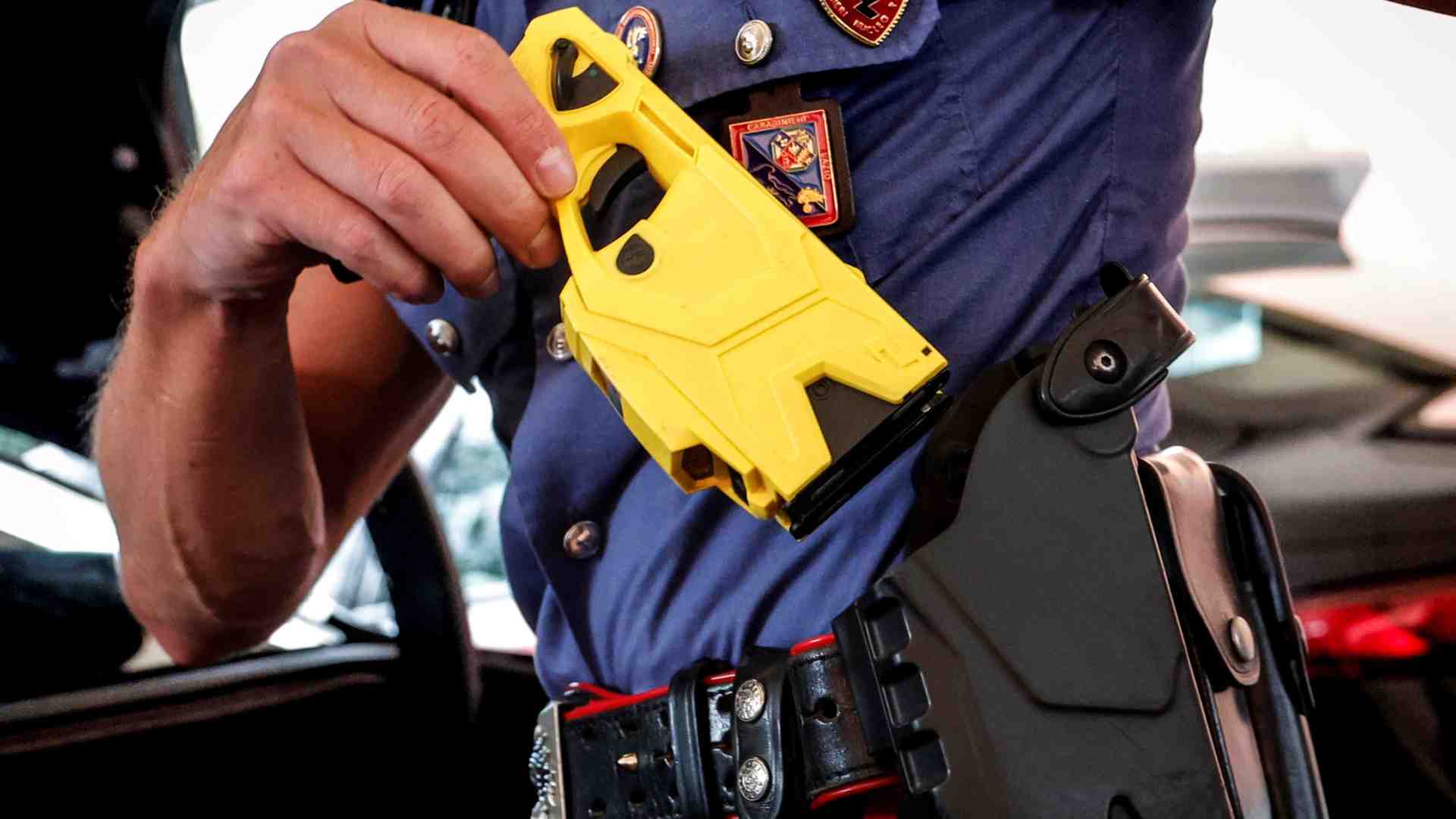 Immagine di Per la terza volta in un mese un uomo colpito col taser dalla Polizia è morto
