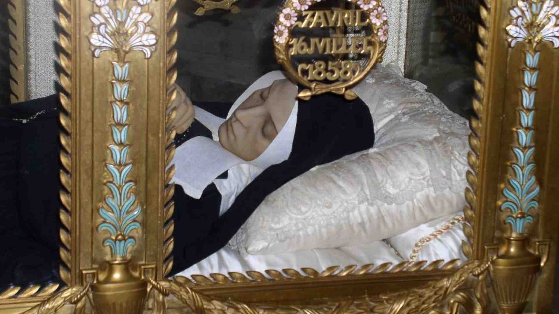 Immagine di Chiese, ospedali, carceri: come funziona la “peregrinatio” di Santa Bernadette