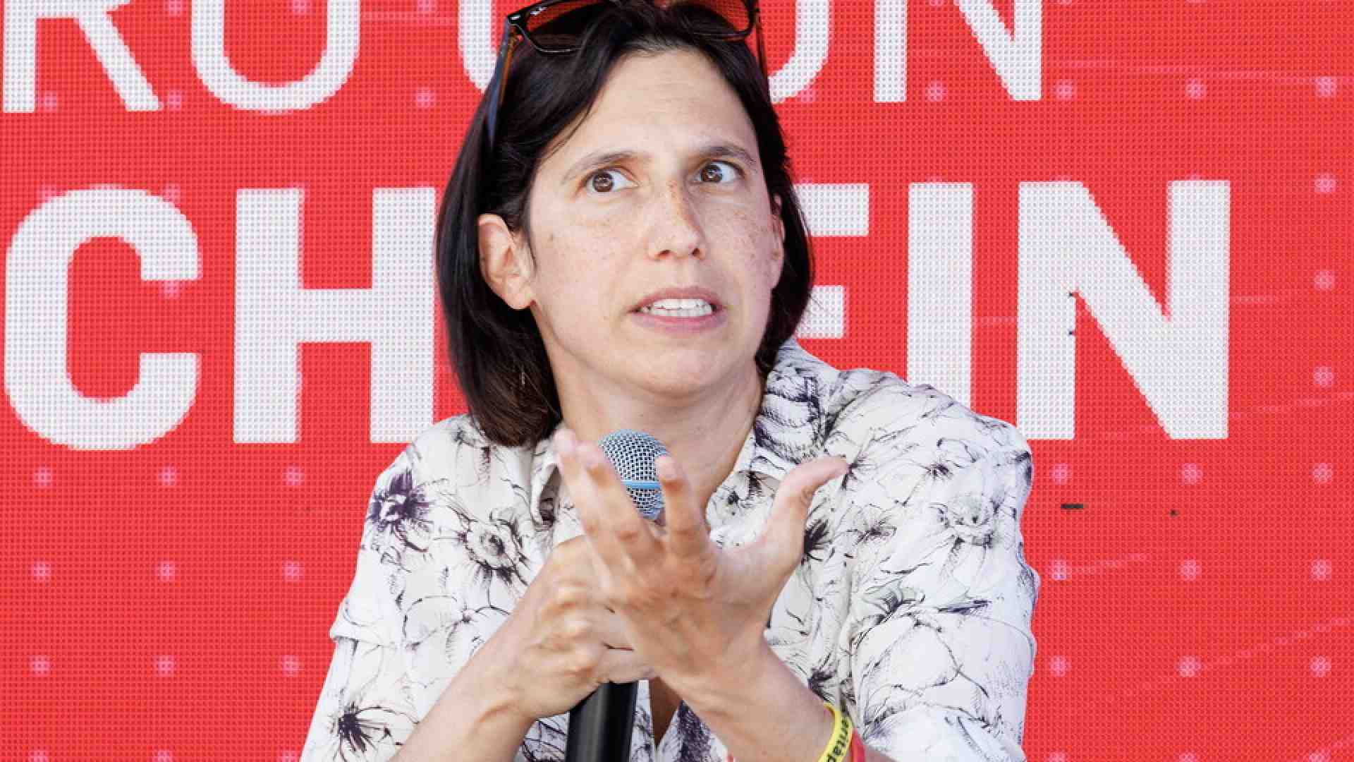 Immagine di Alla Festa dell'Unità Schlein dialoga in inglese con Ardern e Piri. Non c'è la traduzione e nessuno capisce nulla