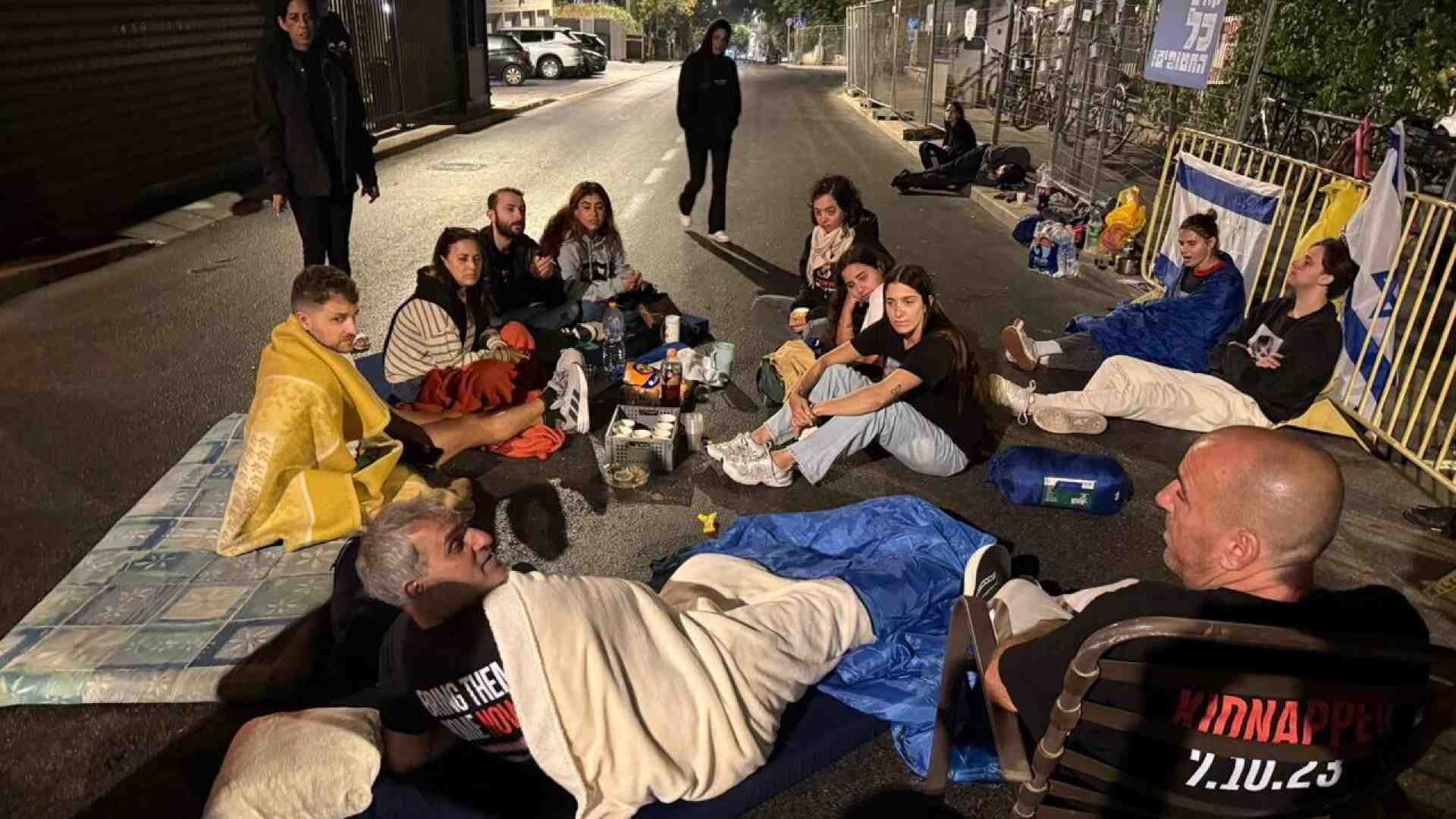 Immagine di Il sit-in "permanente" dei parenti degli ostaggi sotto casa di Netanyahu
