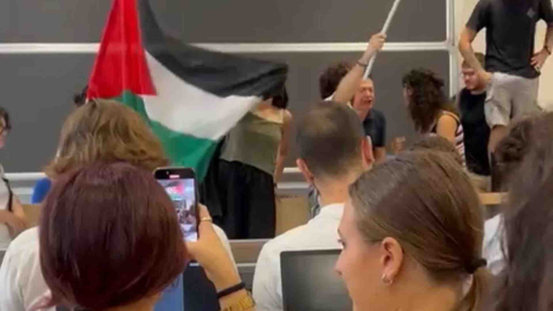 Immagine di Studenti pro Pal occupano un'aula a Pisa, contuso un docente