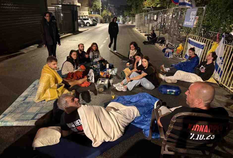 Il sit-in "permanente" dei parenti degli ostaggi sotto casa di Netanyahu