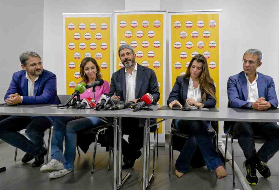 &nbsp;Foto ANSAIL M5S a Napoli dopo le elezioni politiche. Da sinistra Salvatore Micillo, Mariolina Castellone, Roberto Fico, Gilda Sportiello e Sergio Costa (ansa)<br />