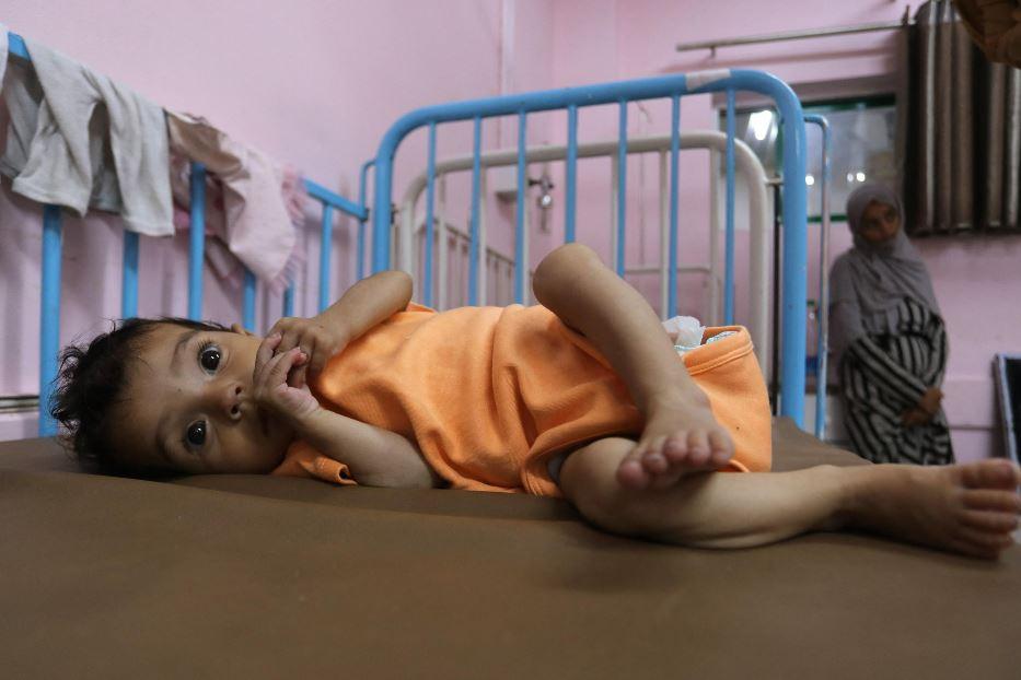 Sono soprattutto i bambini piccoli a patire la carestia che ha investito la Striscia. Questa immagine è tra le meno drammatiche che in queste ore vengono scattate a Gaza - Ansa