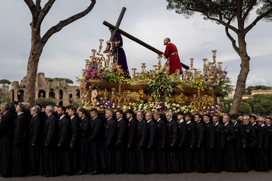 La processione delle Confraternite di tutto il mondo nel centro di Roma per il Giubileo delle Confraternite - Reuters