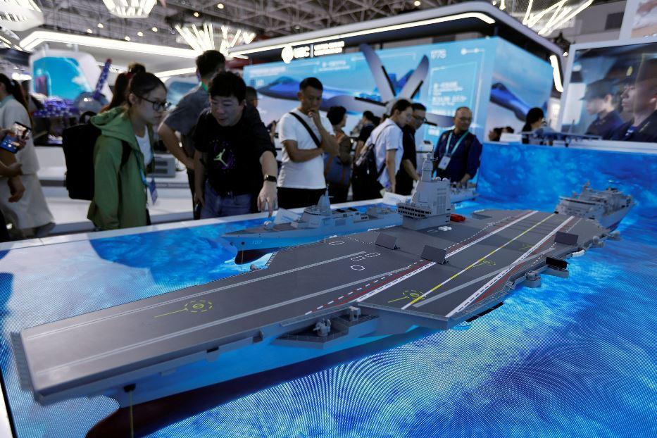 Un modellino della portaerei più avanzata della Cina, la Fujian - REUTERS