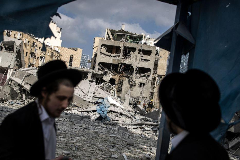 Un edificio colpito durante uno dei raid missilistici iraniani a Bnei Brak, località ad est di Tel Aviv - Ansa