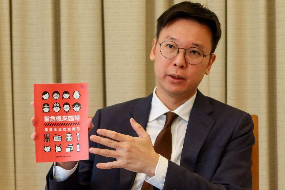 Lin Fei-fan, Vice segretario generale del Consiglio di sicurezza nazionale di Taiwan mostra l'opuscolo - REUTERS