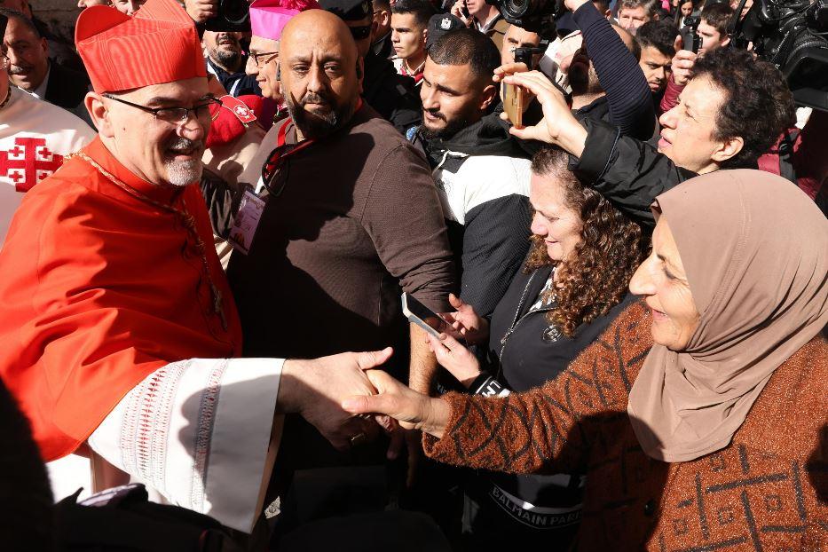 ll cardinale Pierbattista Pizzaballa, patriarca latino di Gerusalemme, fra la gente della Terra Santa - Ansa
