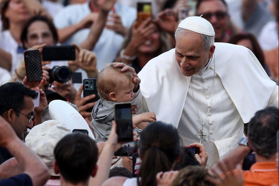Leone XIV fra i pellegrini della veglia di Pentecoste in piazza San Pietro per il Giubileo di movimenti e associazioni - Reuters