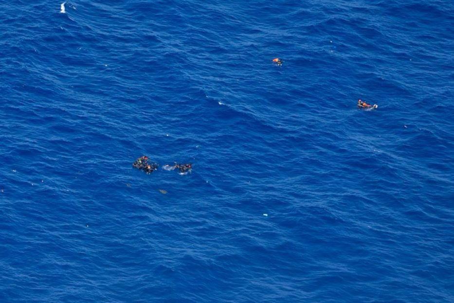 I migranti caduti in mare durante il soccorso del mercantile - Sea Watch
