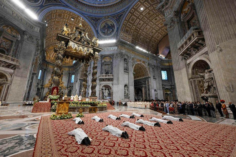 Papa Leone XIV nella Basilica di San Pietro per la Messa di ordinazione di undici nuovi preti - Ansa
