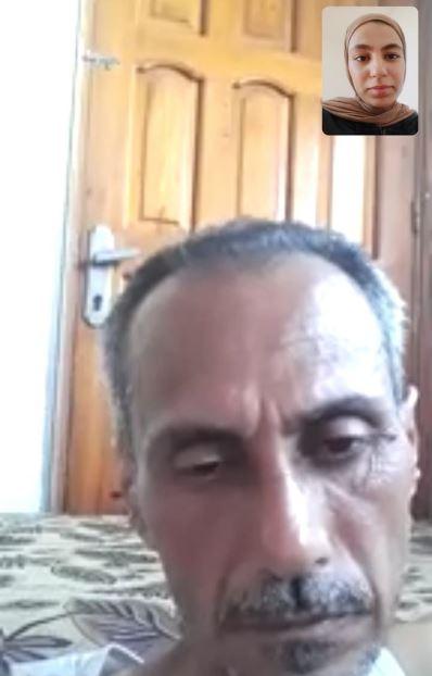 Intisar e il padre in videochiamata: lui si trova a Gaza ed è visibilmente smagrito e sofferente