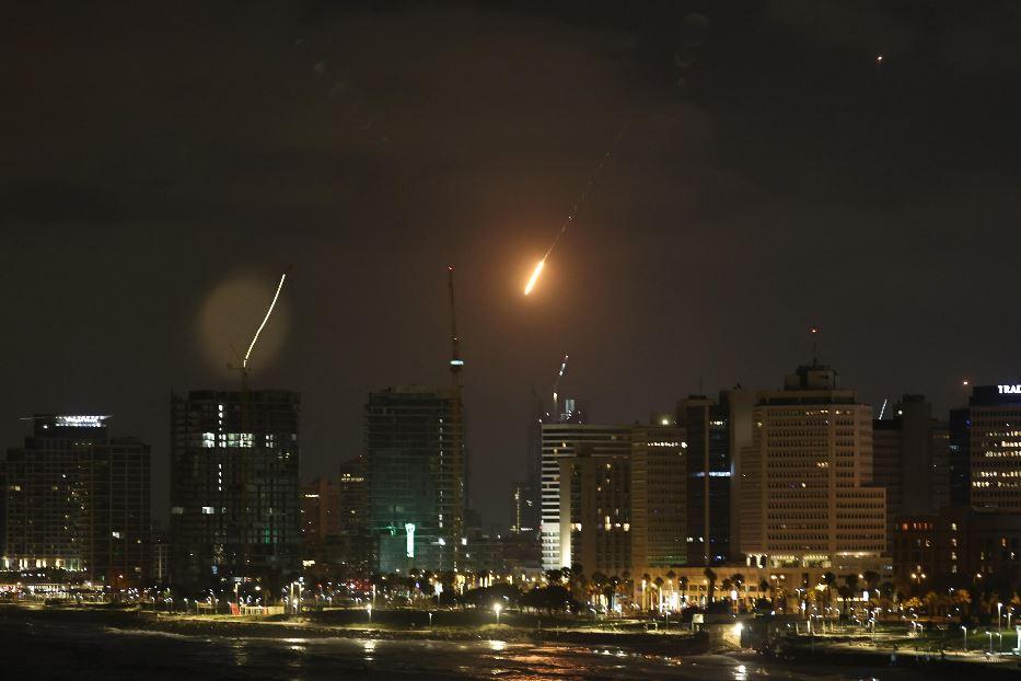 L'arrivo di un missile iraniani nell'area di Tel Aviv - Ansa