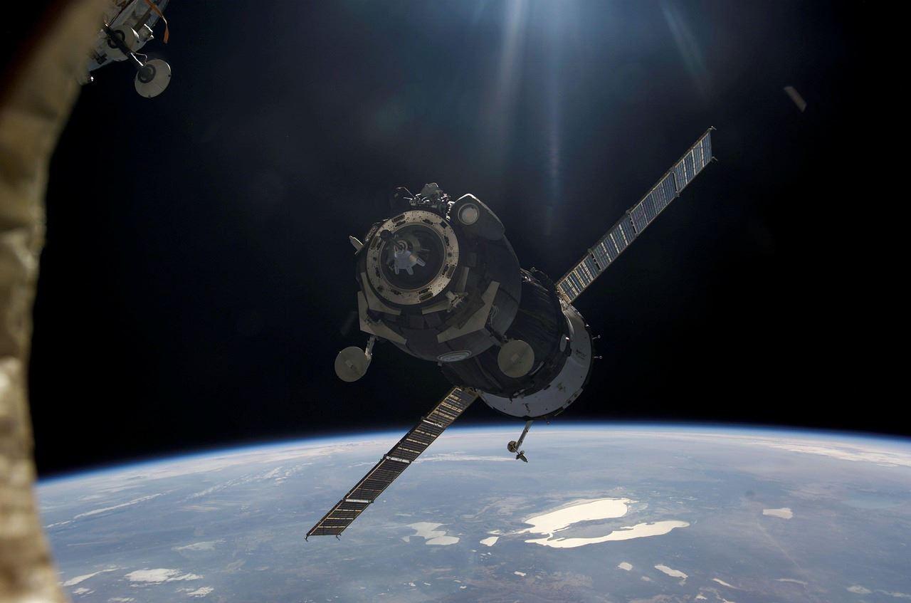 Un satellite nello spazio - .
