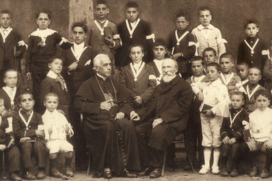Bartolo Longo all’età di 70 anni con i ragazzi dell’orfanotrofio che hanno ricevuto la Prima Comunione e la Cresima - Agenzia Romano Siciliani