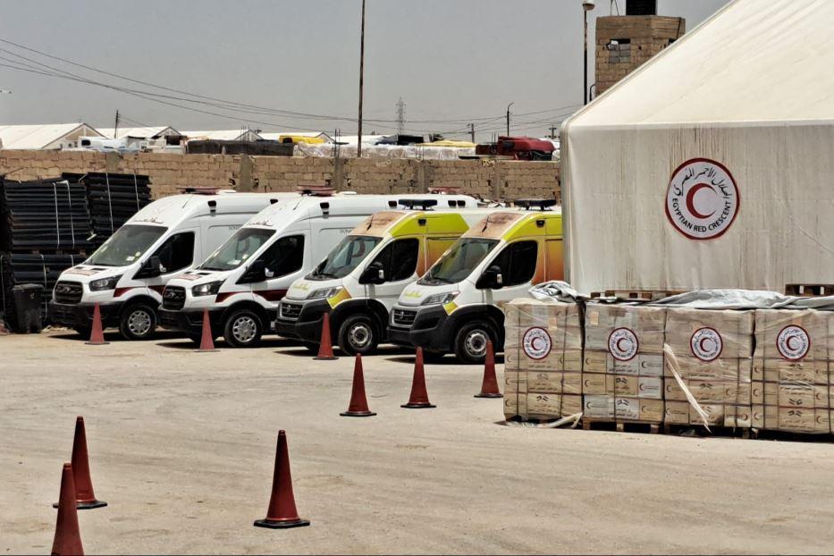 Autoambulanze donate da governi e agenzie internazionali in attesa di essere portate a Gaza - L.Liv.
