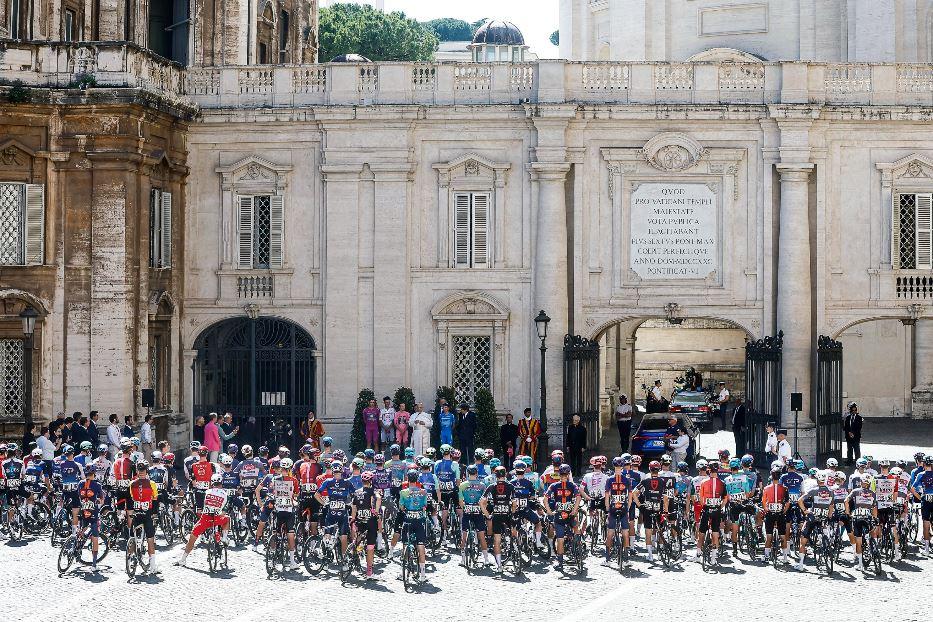 Papa Leone XIV saluta in Vaticano i ciclisti del Giro d'Italia - Ansa