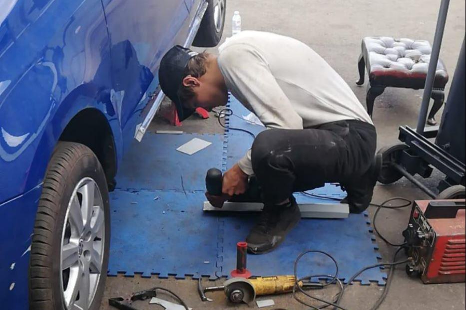 Bodgan oggi, al lavoro nell'officina che l'ha assunto - .