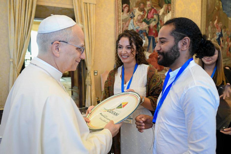Leone XIV con i giovani del Consiglio del Mediterraneo - Ansa