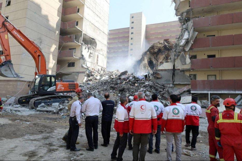Il bombardamento di un condominio a Teheran per un attacco israeliano - Reuters