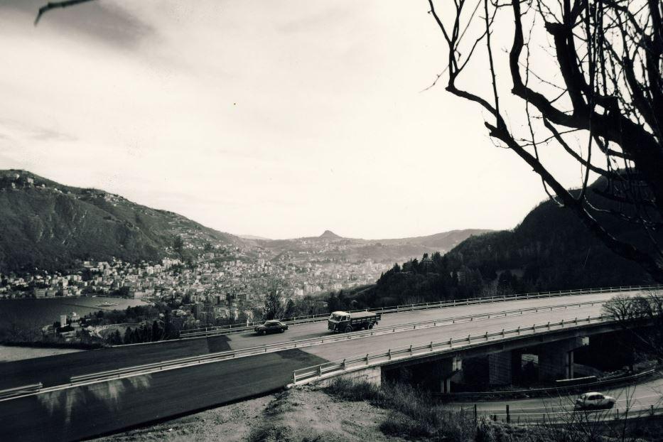 La A9 e sullo sfondo San Martino della Battaglia - foto Archivio Aspi