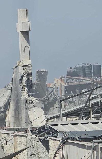 Un'altra immagine della Sacra Famiglia di Gaza bombardata - .