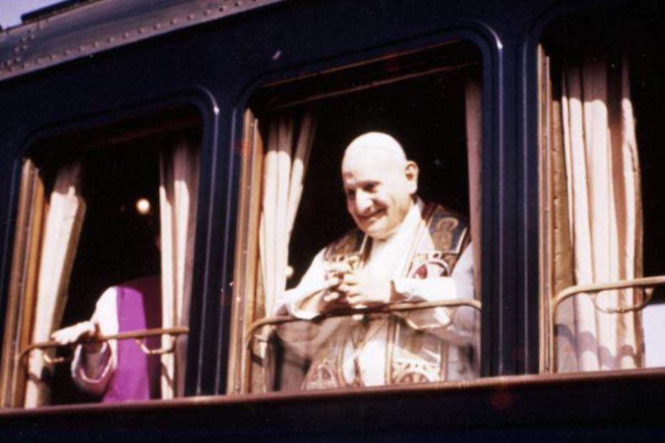Un’immagine del viaggio di Giovanni XXIII a Loreto e Assisi, il 4 ottobre 1962, a pochi giorni dall’apertura del Concilio Vaticano II - Archivio Fondazione FS Italiane