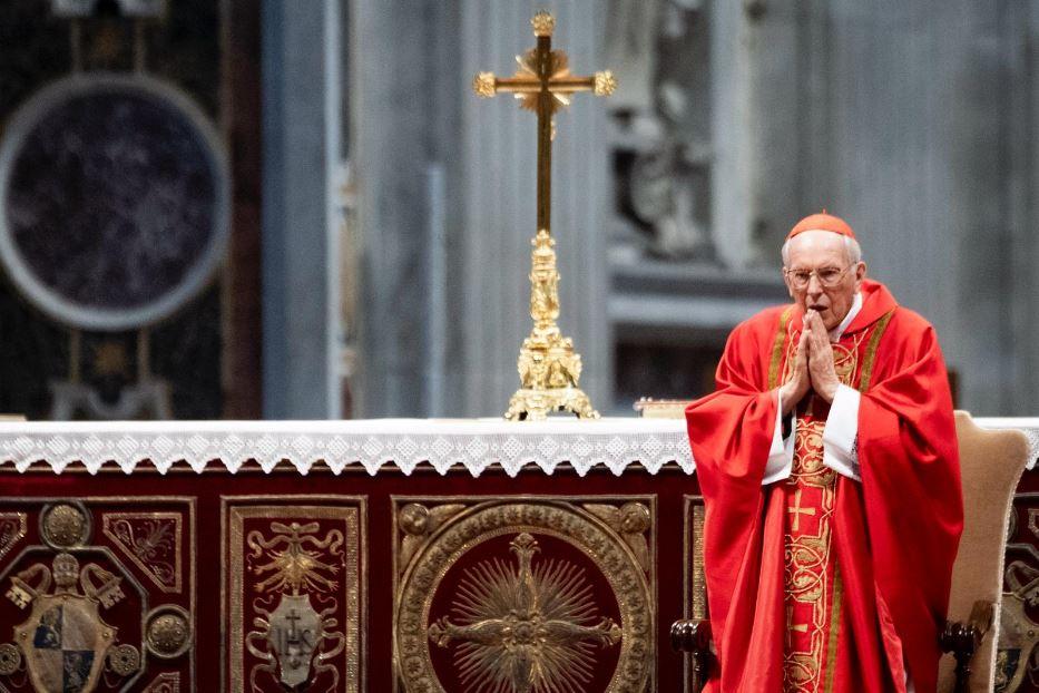 Il cardinale Giovanni Battista Re che presiede la Messa «pro eligendo Romano Pontifice» - Agenzia Romano Siciliani