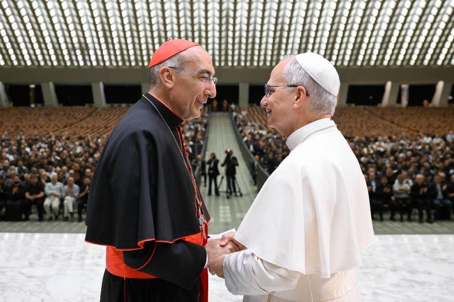 Il cardinale vicario Baldo Reina e papa Leone XIV durante l'udienza al clero di Roma - Ansa