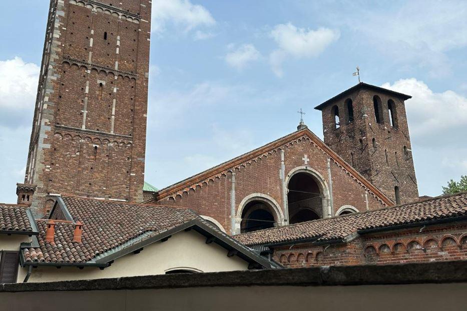 La vista sulla basilica di Sant'Ambrogio di Milano dal balcone della Casa Paola Bonzi - .