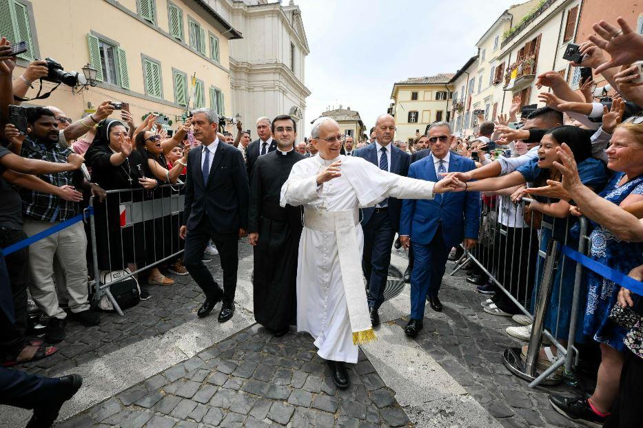 Leone XIV fra la folla a Castel Gandolfo - Ansa