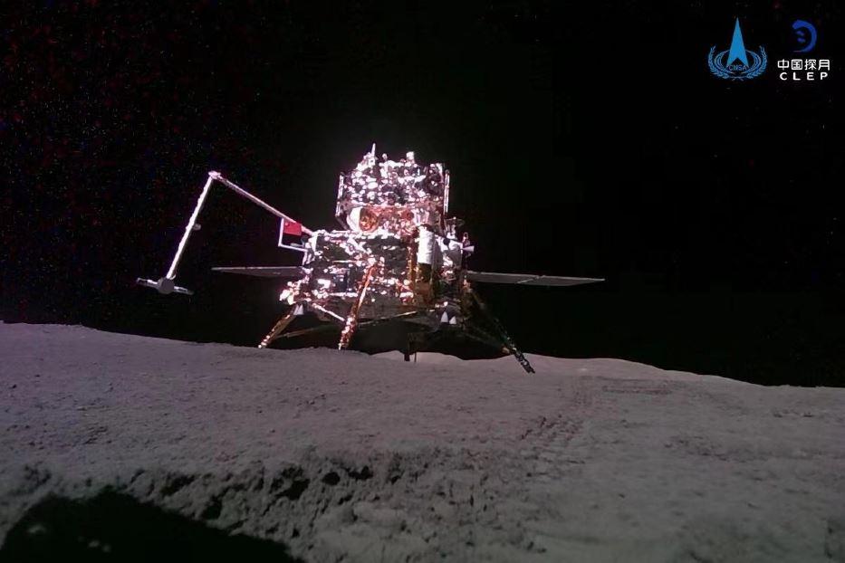 La sonda Chang'e-6 dopo l'atterraggio sulla superficie lunare - ANSA