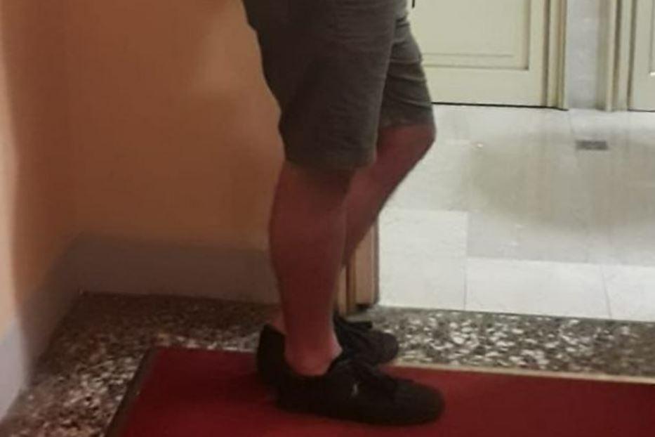 Uno spettatore in pantaloni corti al teatro alla Scala - Avvenire