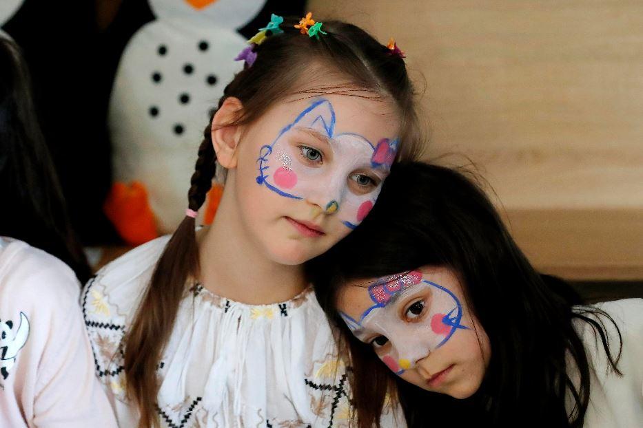 Due bambine ucraine accolte nel centro per rifugiati ucraini aperto a Bucarest, in Romania - Ansa