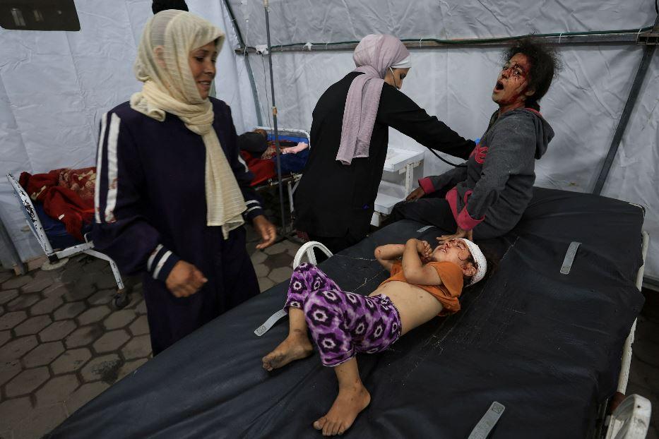 Bimbi feriti dopo i bombardamenti israeliani su Gaza - .