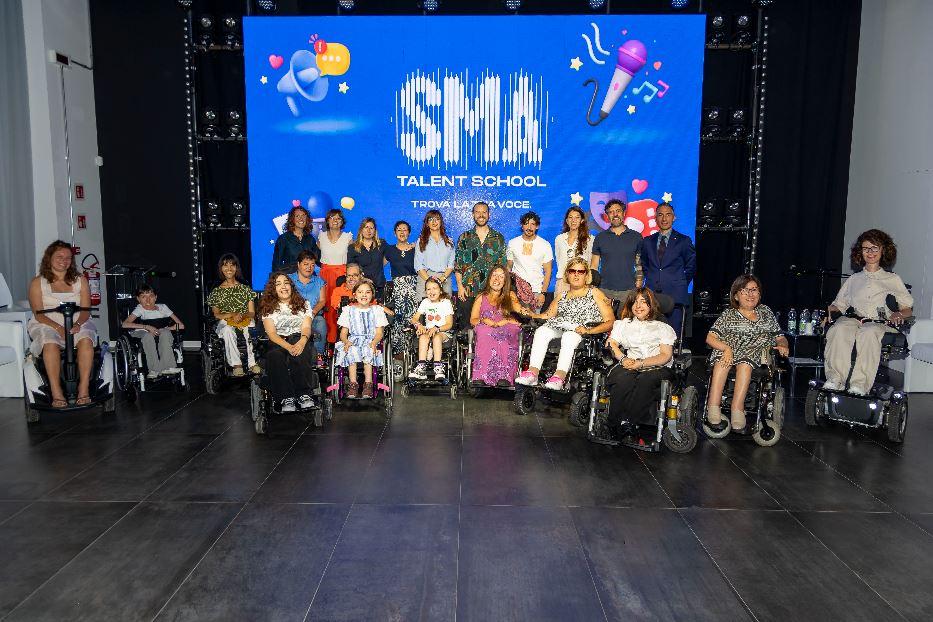 Foto di gruppo di allievi e tutor della Sma Talent School - .