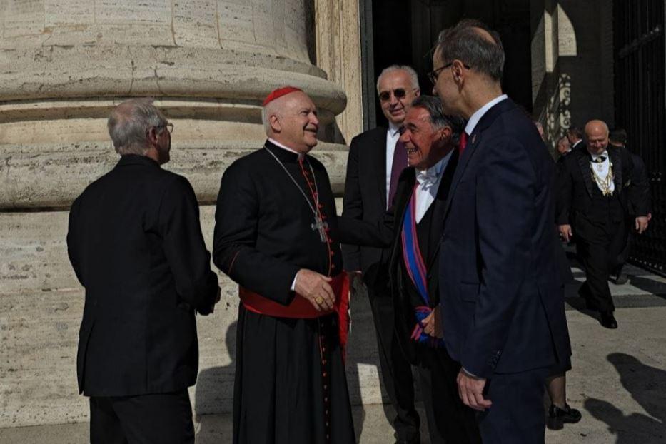 Il cardinale Ladislav Nemet, arcivescovo di Belgrado, con le autorità serbe durante la Messa di inizio pontificato - Vatican Media-Arcidiocesi di Belgrado