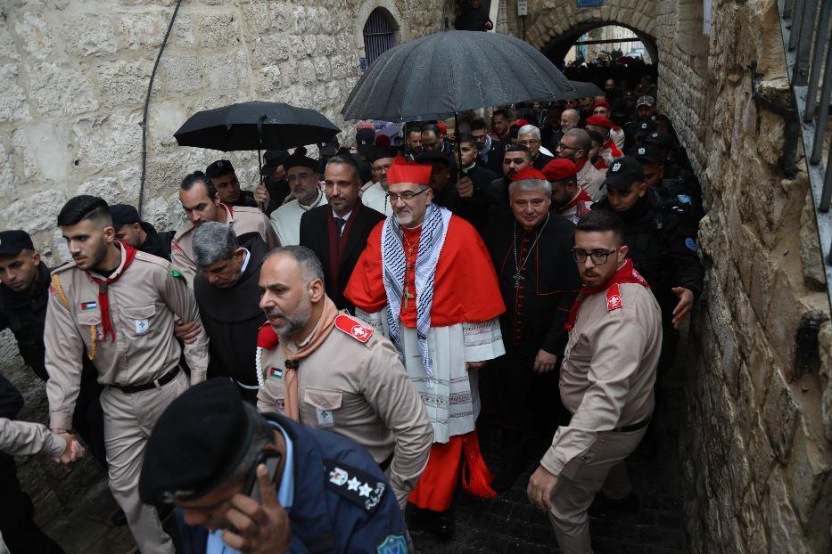ll cardinale Pierbattista Pizzaballa, patriarca latino di Gerusalemme, nelle strade della città santa - Ansa