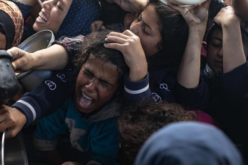 Calca a Khan Yunis durante una distribuzione del cibo - Ansa