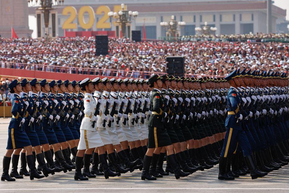 I membri della guardia d’onore dell’Esercito Popolare di Liberazione cinese marciano durante la parata - Reuters