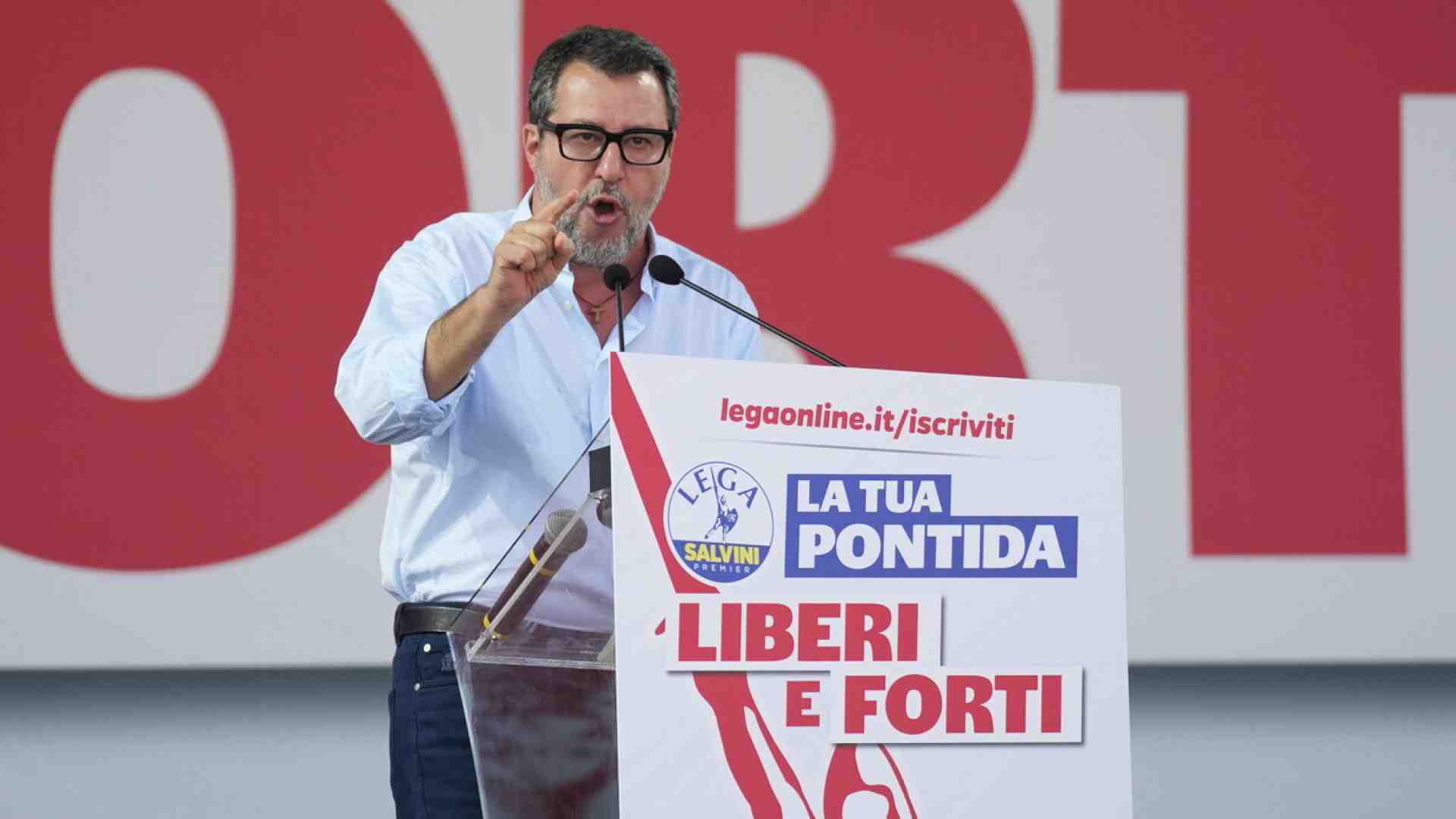 Immagine di Vannacci è "lo straniero" di Pontida. La Lega fa muro. Salvini alla vodka: "Mai soldati in Ucraina"
