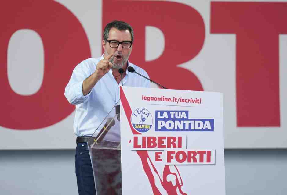 Vannacci è "lo straniero" di Pontida. La Lega fa muro. Salvini alla vodka: "Mai soldati in Ucraina"
