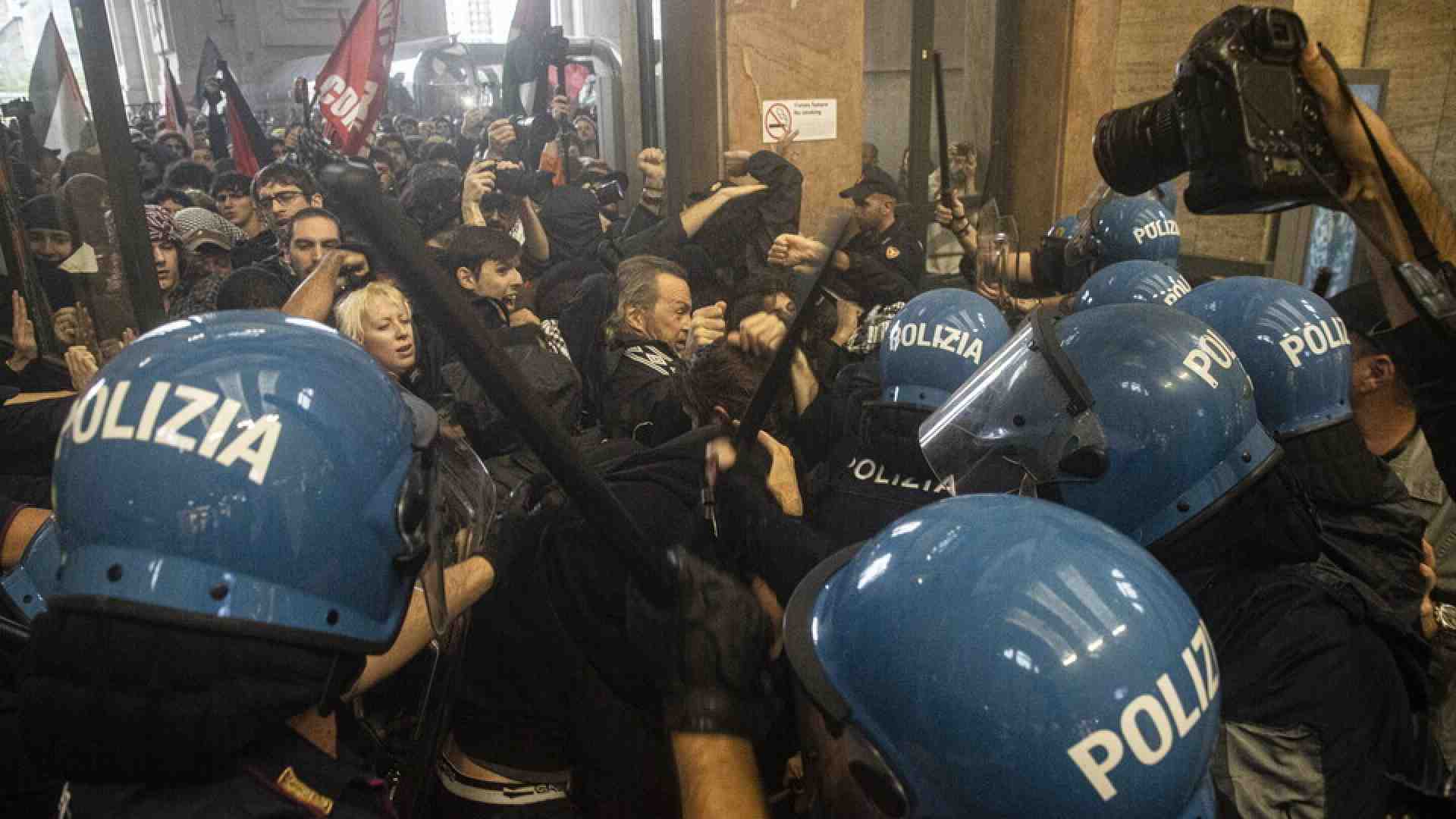 Immagine di Sciopero nazionale per Gaza in tutta Italia: a Milano scontri con la polizia