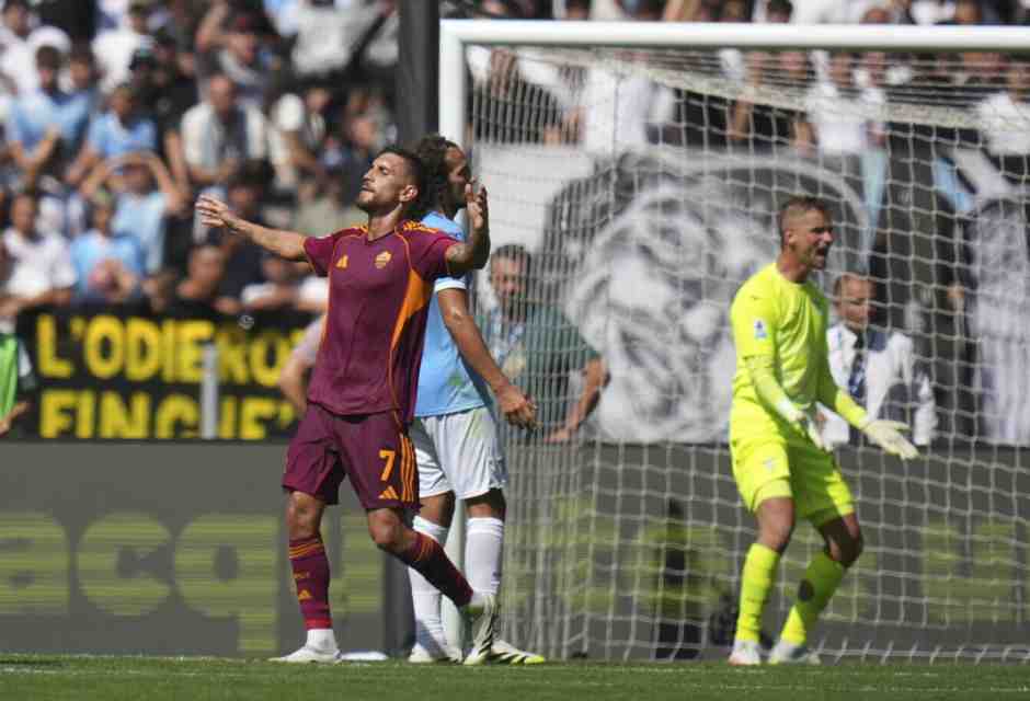 Lorenzo Pellegrini esulta dopo il gol nel derby (foto LaPresse)