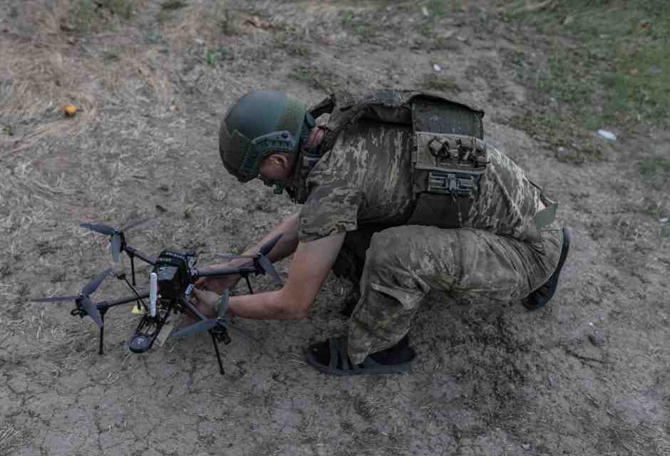 Un soldato ucraino prepara un drone per un attacco alle postazioni russe nell’oblast di Donetsk (foto Diego Herrera Carcedo/Anadolu via Getty Images) <br />