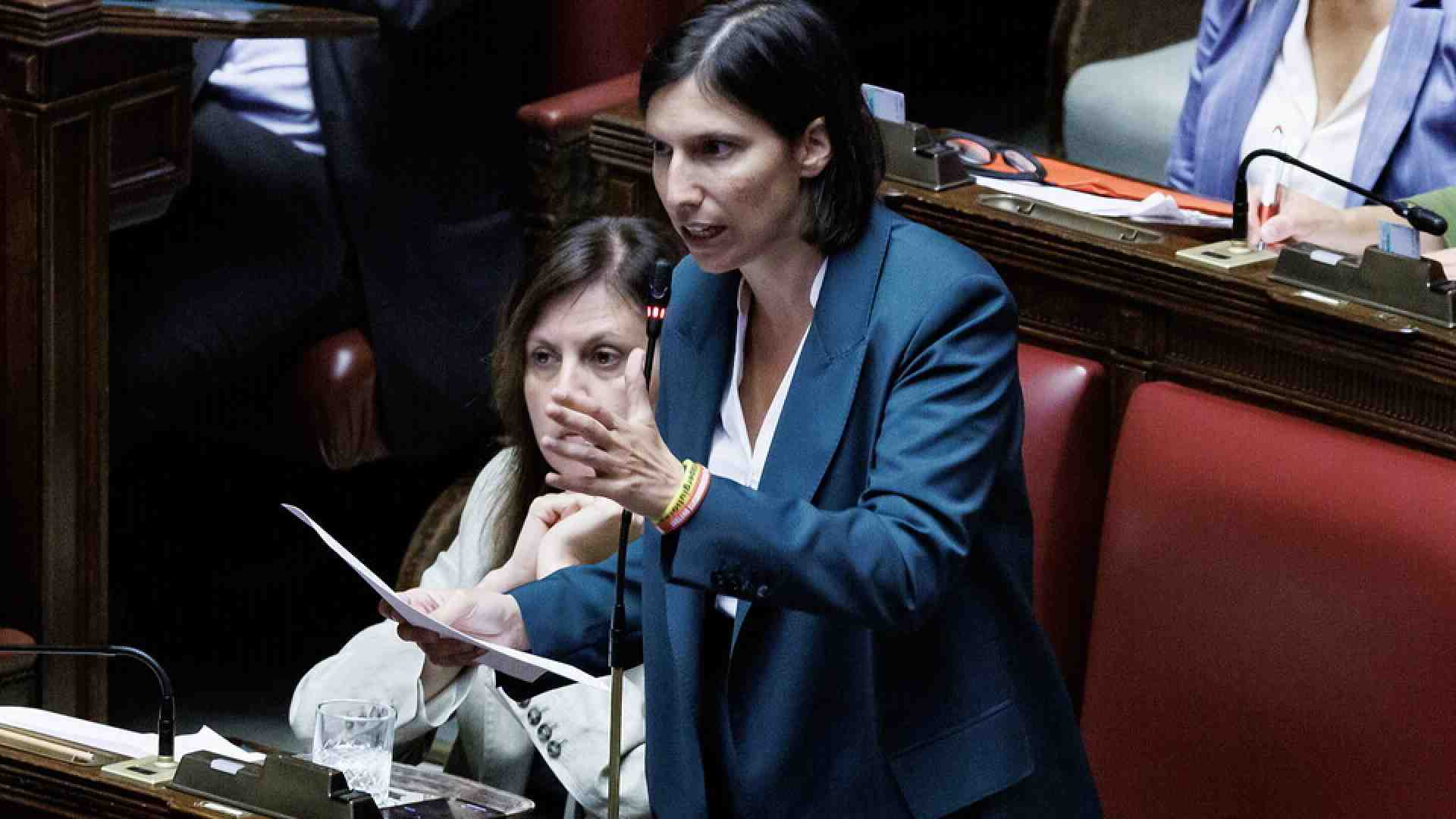 Immagine di Schlein infastidita da Gualtieri ospite con Meloni in Rai, ma anche con Anci. Un pasticcino