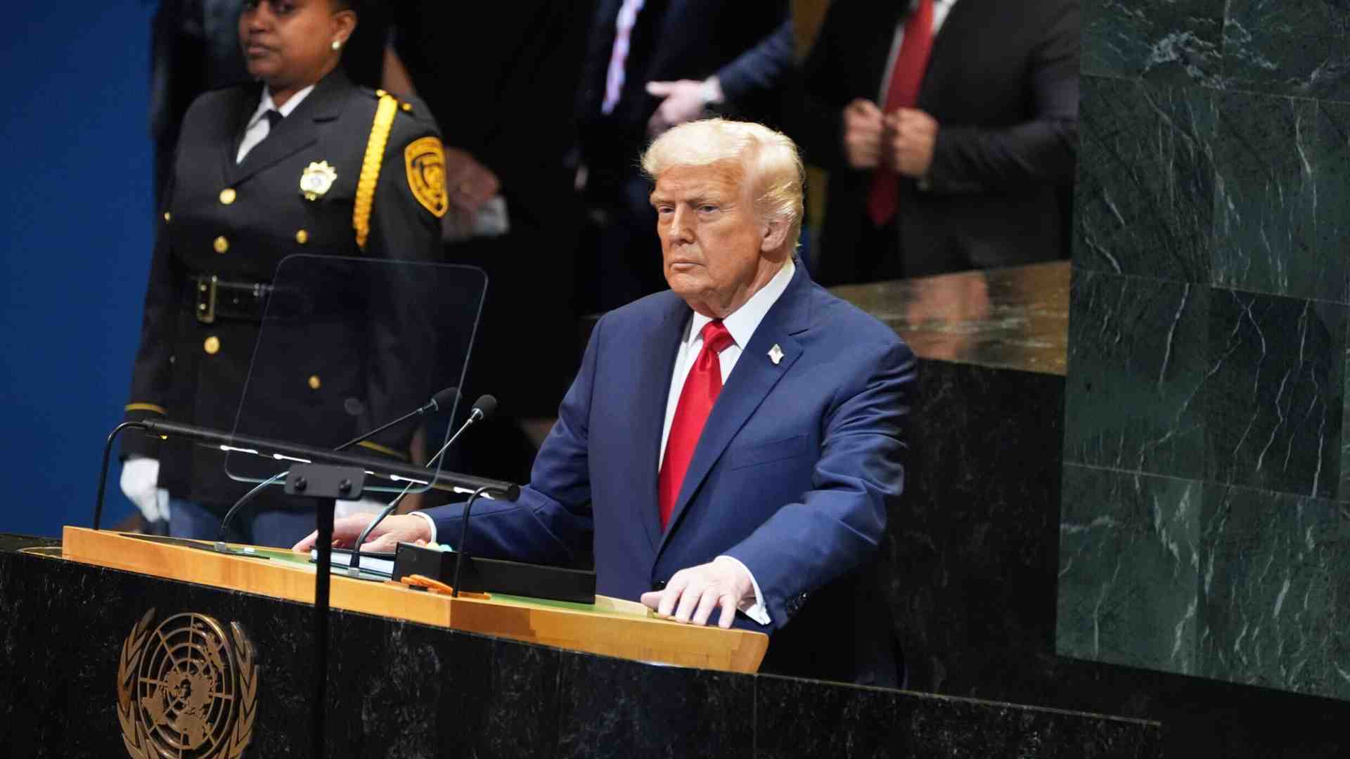Immagine di Trump critica Onu, Hamas, Ue e chi non rifiuta i migranti e la truffa green. Putin salvo pure stavolta