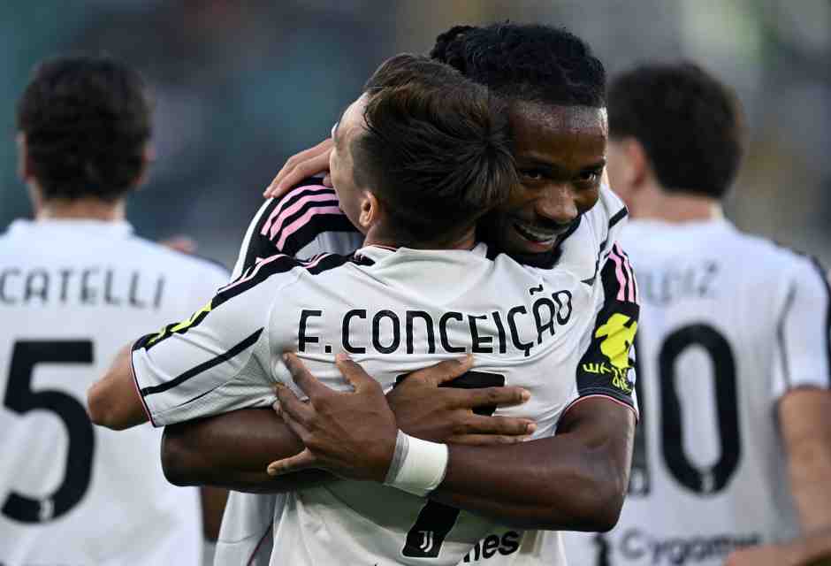 L'abbraccio tra Kh&eacute;phren Thuram e&nbsp;Francisco Concei&ccedil;&atilde;o (foto Getty Images)&nbsp;<br />